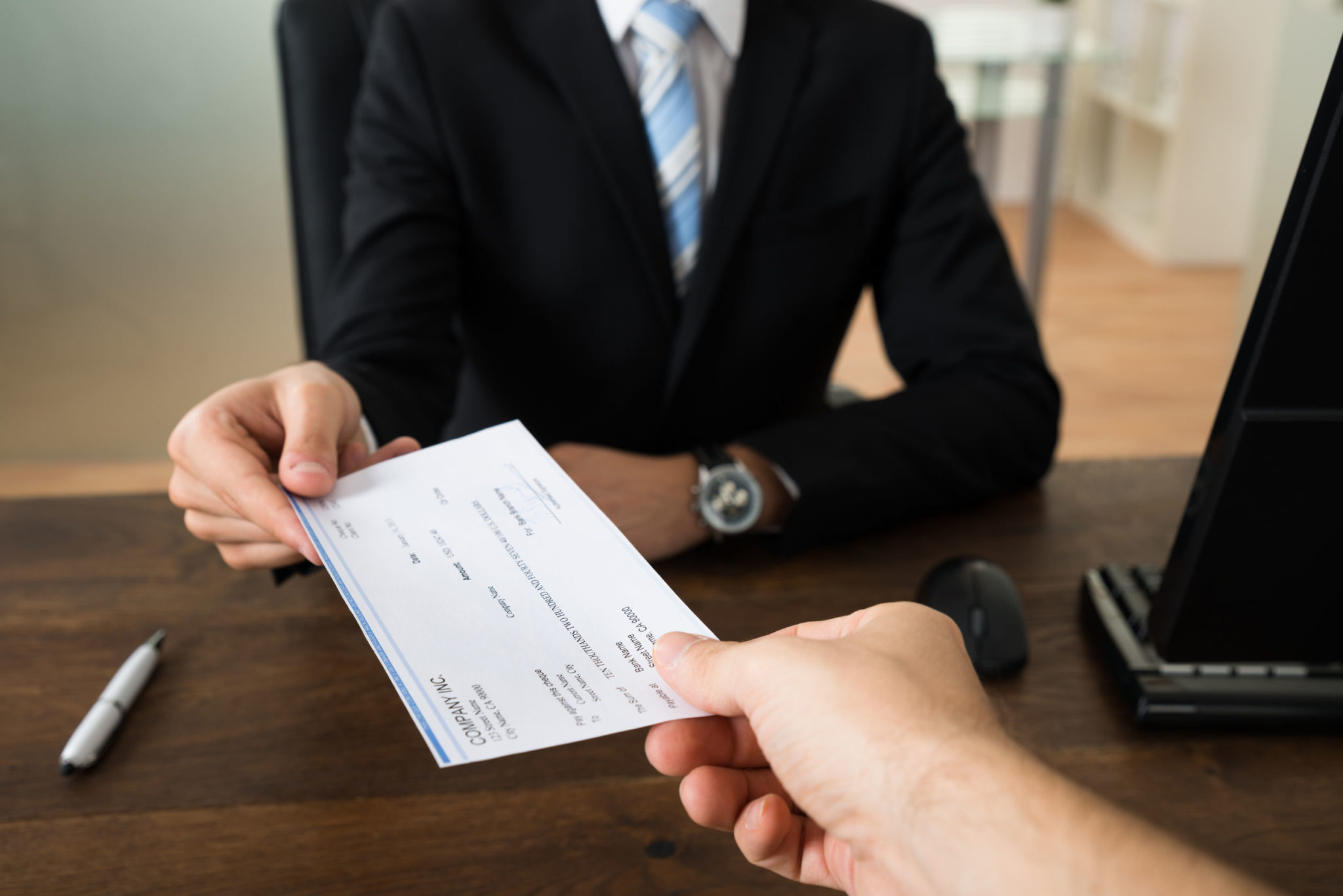 Is an employee on a fixed term contract entitled to a 13th cheque?